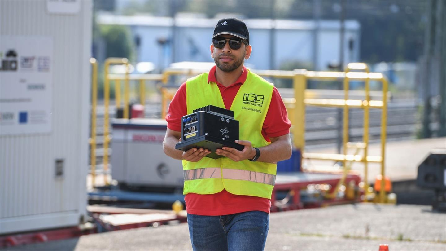 DLR-Versuchsleiter Mohammad Soliman mit einem der neuentwickelten Millimeterwellen-Funkmodule