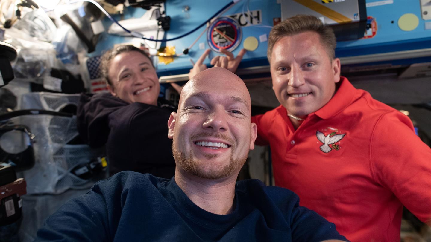 Selfie zu Dritt: Alexander Gerst mit Serena Aunon-Chancellor und Sergei Prokopjev