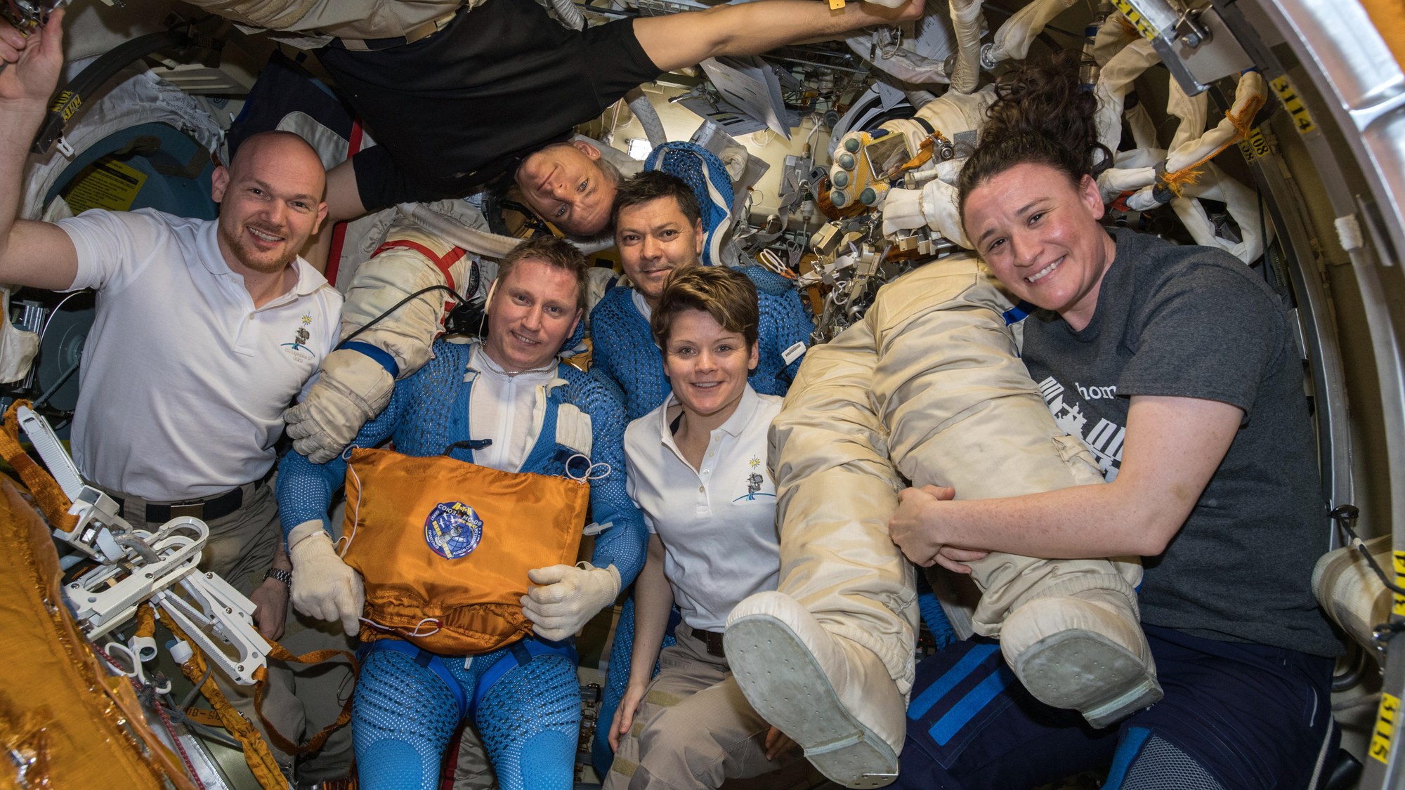 Crewmitglieder posieren