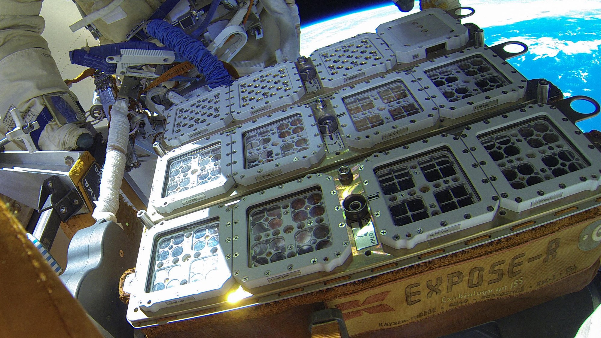 Die EXPOSE-R-Versuchsanordnung mit BIOMEX auf der ISS