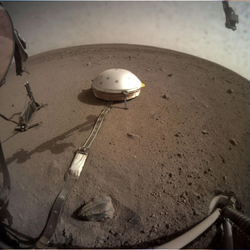 Marsmaulwurf (links) und Seismometer (Mitte) auf dem Mars