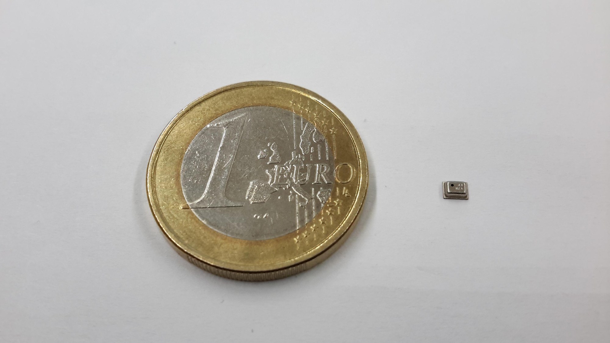 MEMS-Drucksensor neben einer 1-Euro-Münze