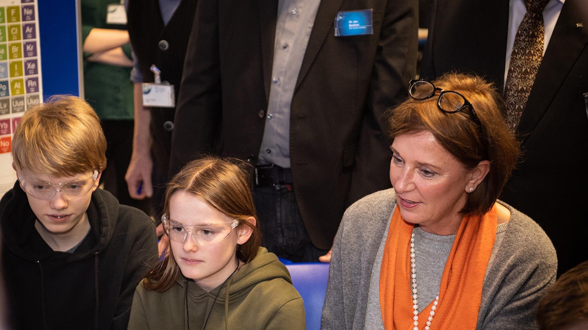 Schulministerin Yvonne Gebauer besucht DLR_School_Lab in Köln