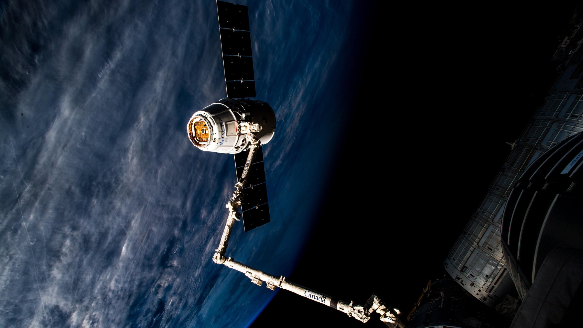 Transportraumschiff an der ISS