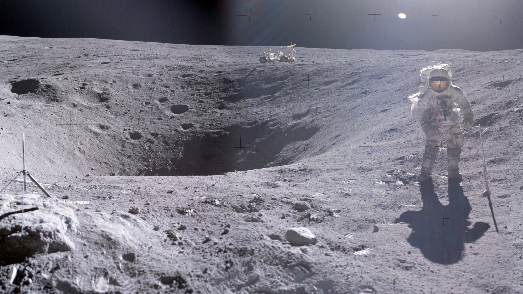 Charles Duke als Apollo-16-Moonwalker am Krater Plum