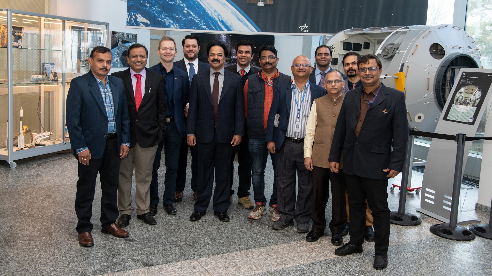 Indische Delegation im deutschen Raumfahrtkontrollzentrum