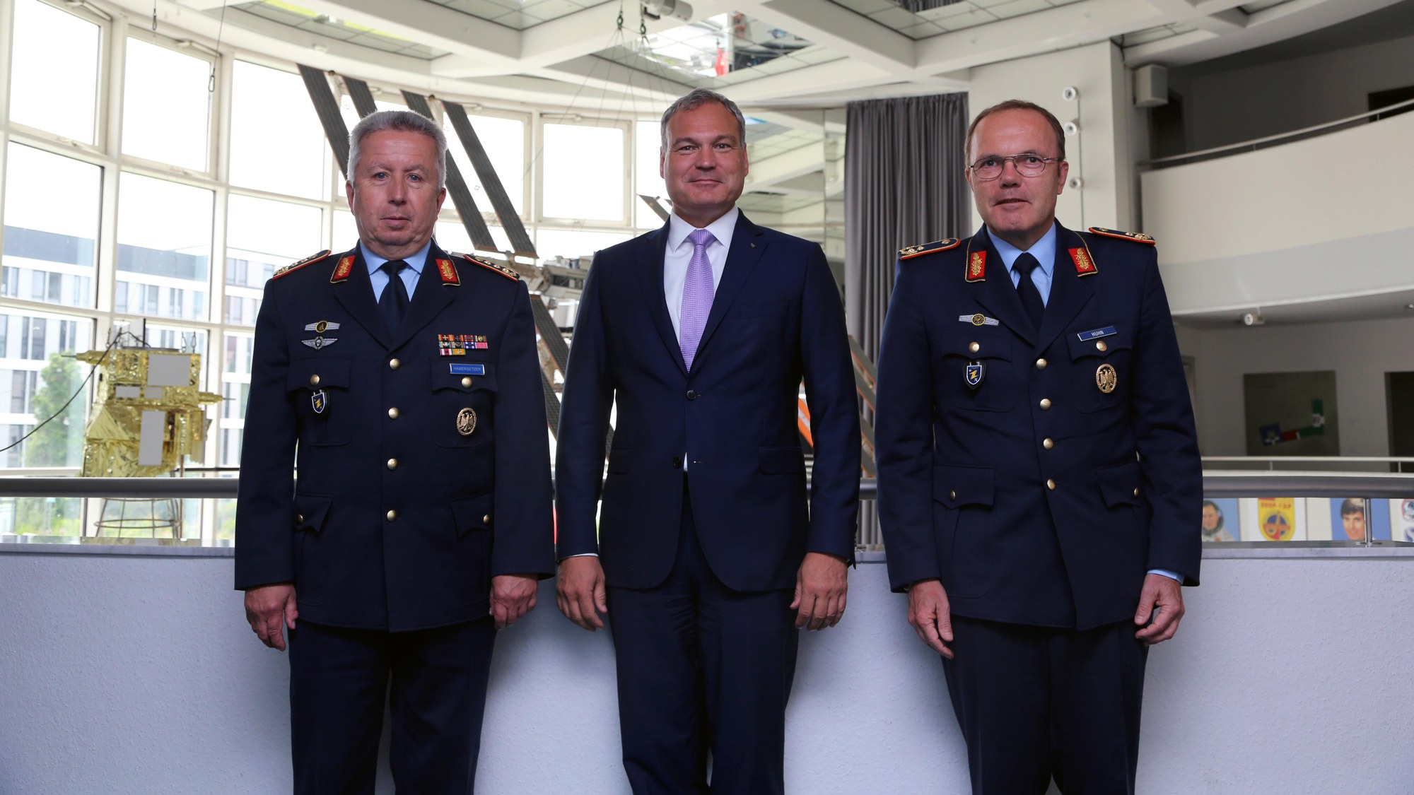 Kommandeure des Zentrum Luftoperationen besuchen das DLR Raumfahrtmanagement