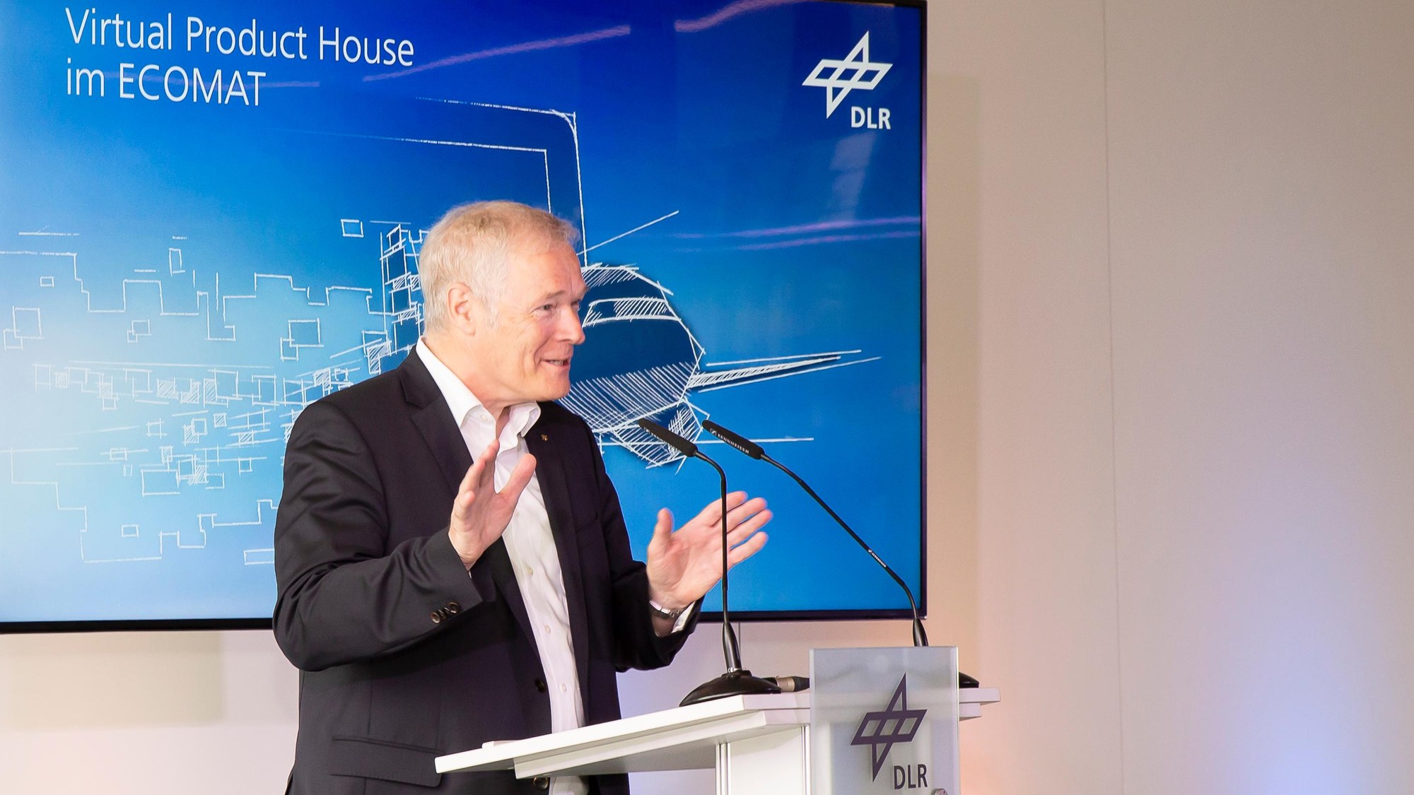 DLR-Luftfahrtvorstand Prof. Rolf Henke bei seiner Rede