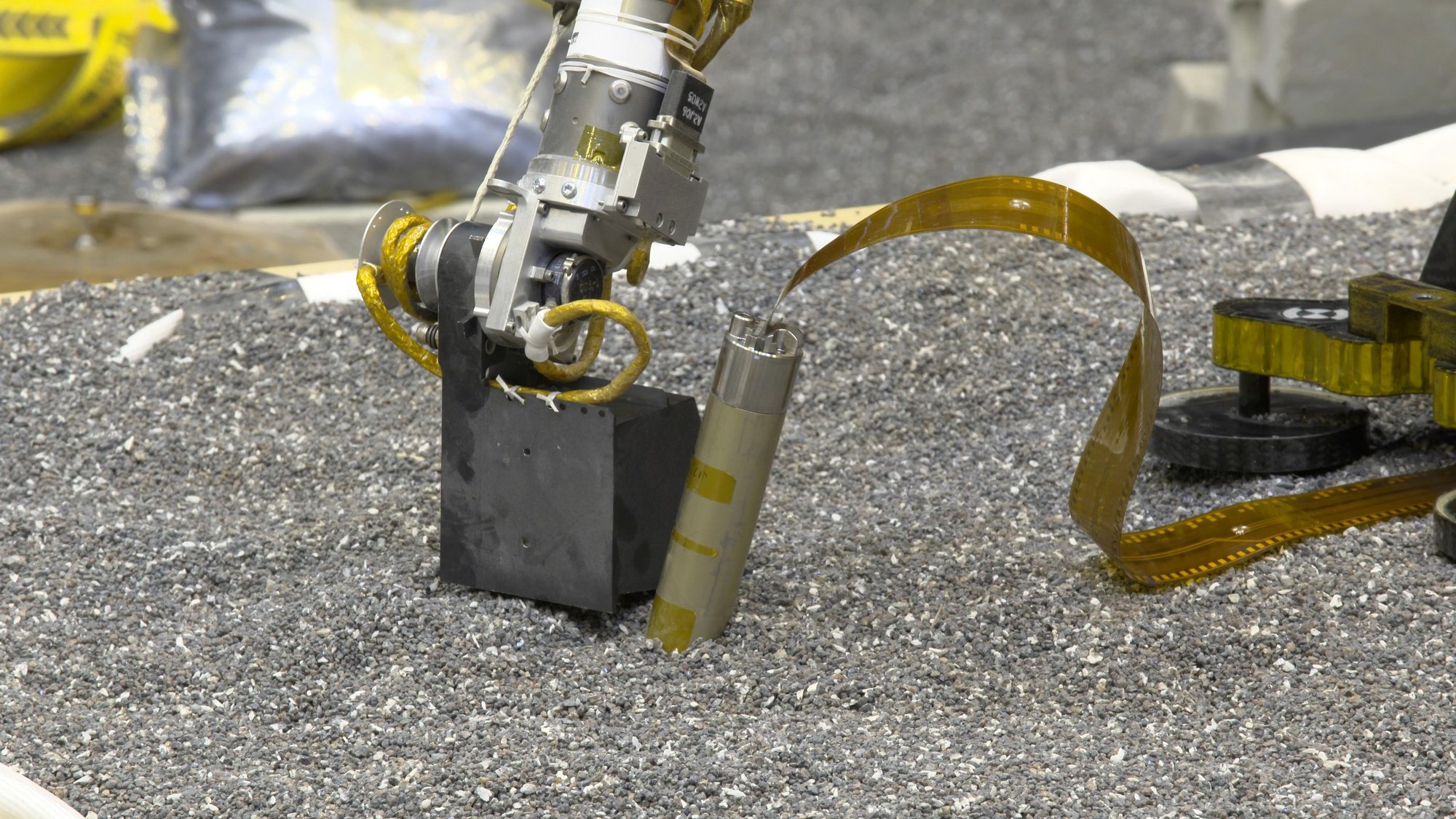 Marsmaulwurf - Test des InSight-Arms beim Drücken auf den Boden im Labor