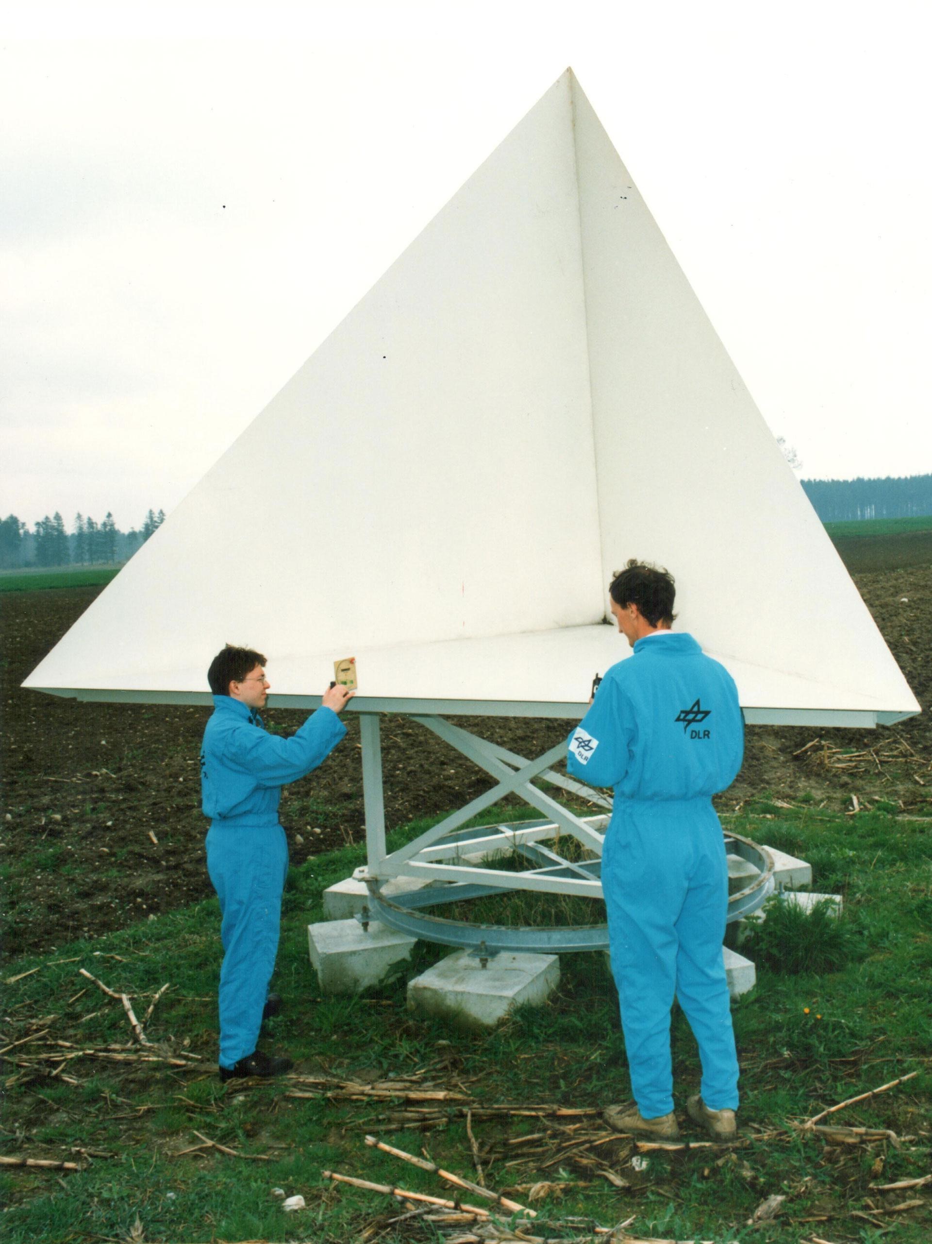 Radarreflektor für die Kalibrierung für die X-SAR-Missionen, aufgestellt vom Institut für Hochfrequenztechnik der Deutschen Forschungsanstalt für Luft- und Raumfahrt (DLR) in einem Testgebiet in Bayern