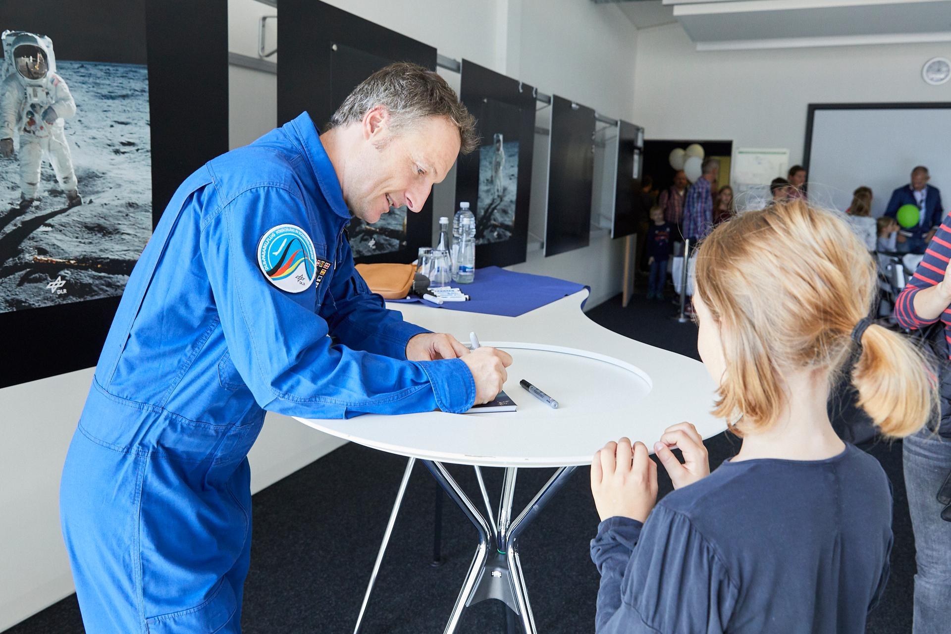 ESA-Astronaut Matthias Maurer bei Autogrammstunde.