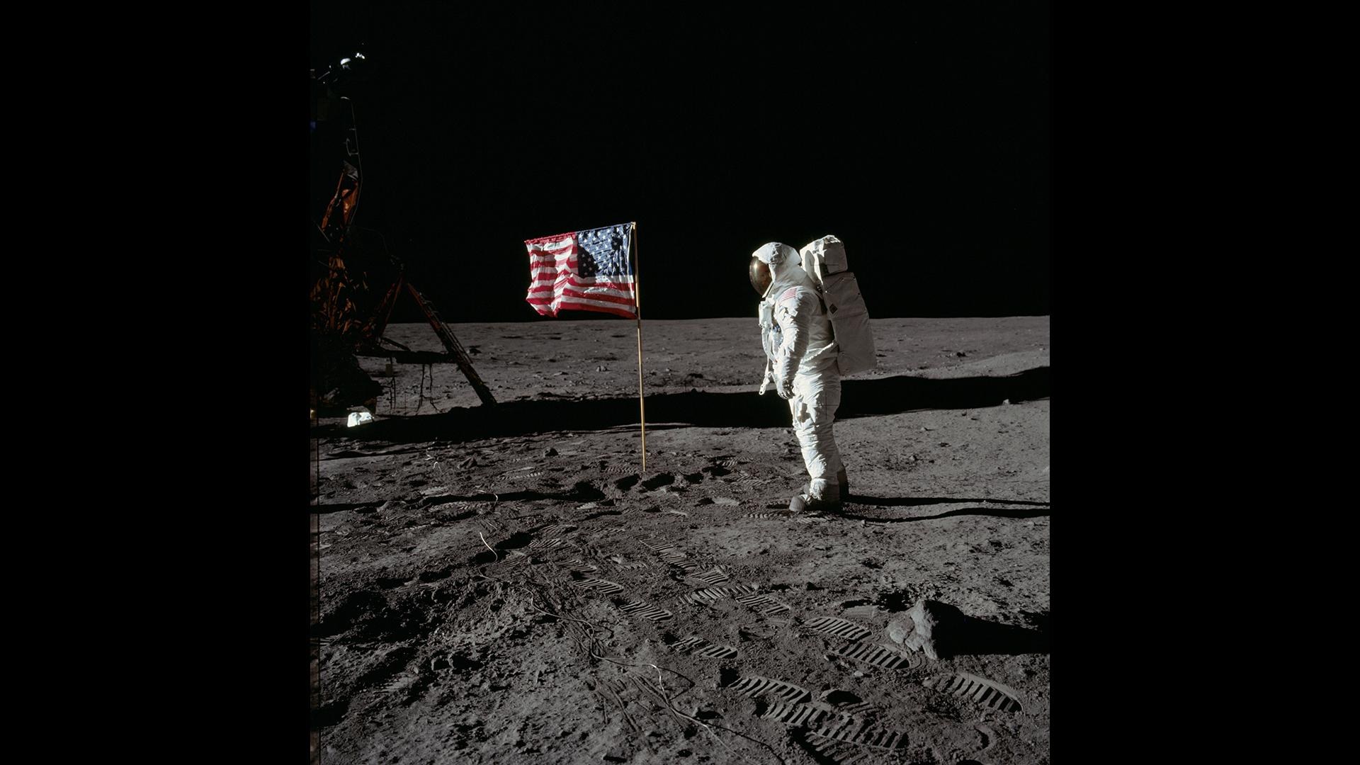 Edwin ‚Buzz‘ Aldrin salutiert vor dem Sternenbanner