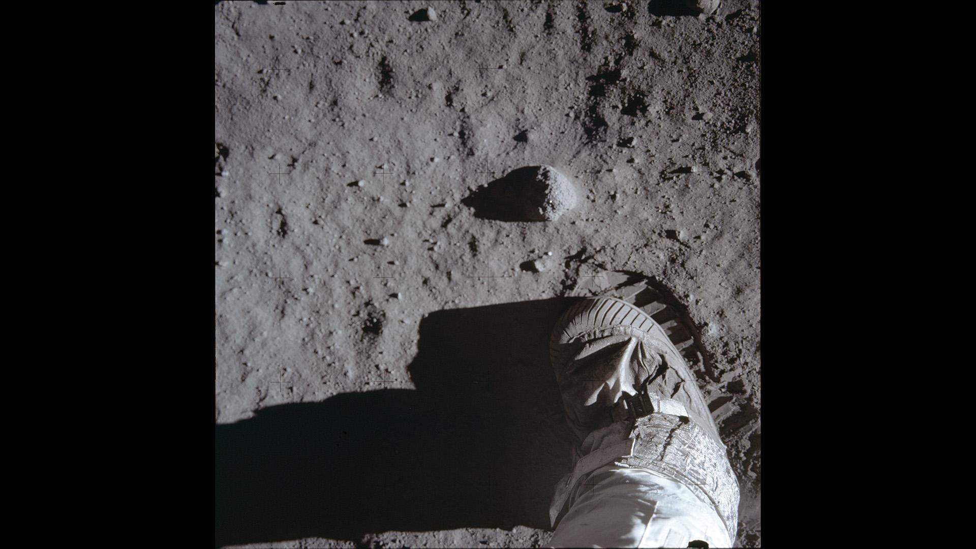 Buzz Aldrins Foto seines Fußabdrucks im Mondstaub.