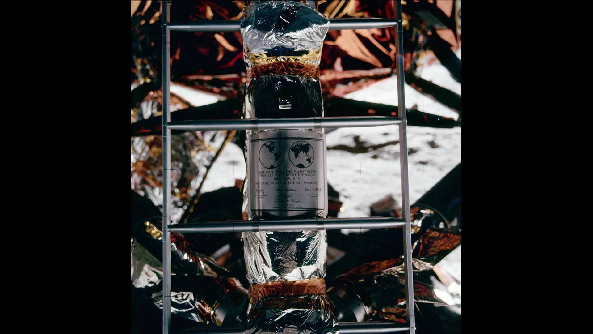 Als Neil Armstrong die Leiter der Mondfähre Eagle hinabstieg, enthüllte er an dem Landebein, an dem die Leiter angebracht war, eine Plakette.