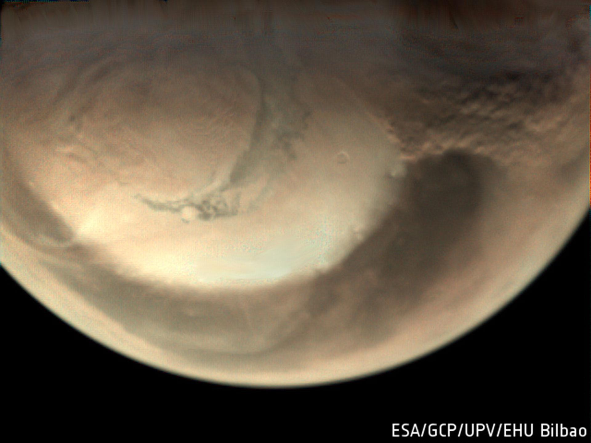 Bild eines Staubsturms am Rande der Nordpoleiskappe des Mars