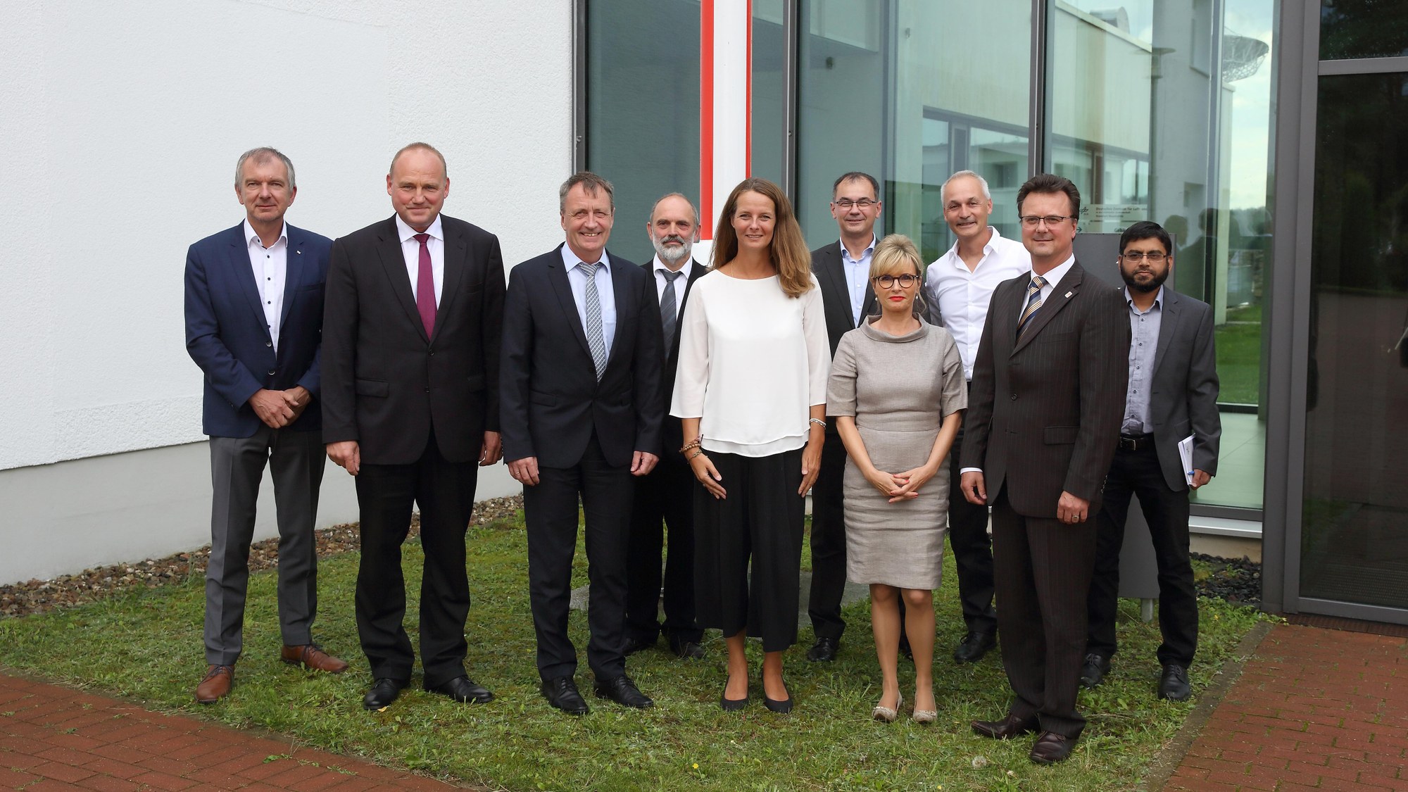 Gruppenfoto von Bildungsministerin Bettina Martins Besuch in Neustrelitz