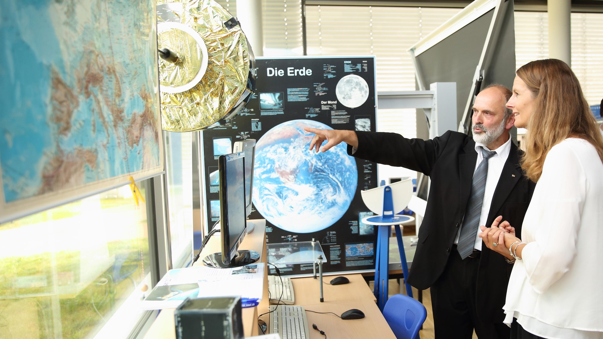 Dr. Albrecht Weidermann stellt der Ministerin das DLR_School_Lab vor.