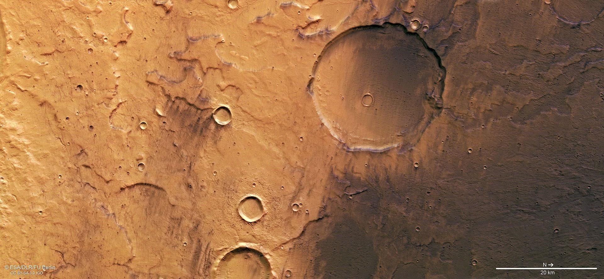 Hell und dunkelgefärbte Kraterlandschaft in Terra Cimmeria