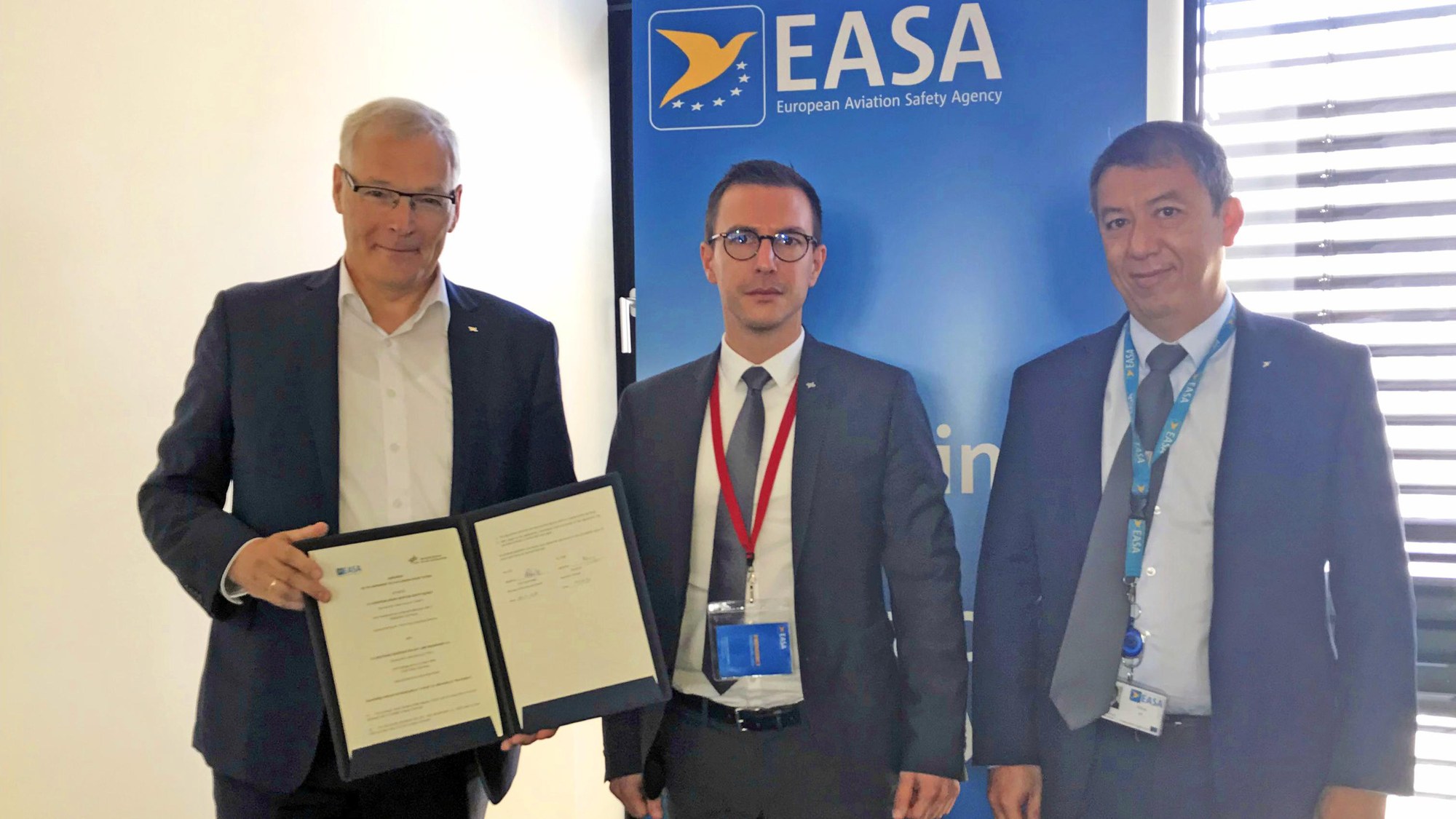 V.l.n.r. DLR-Luftfahrtvorstand Prof. Rolf Henke, Dr. Christian Eschmann (DLR) und EASA-Direktor Patrick Ky.