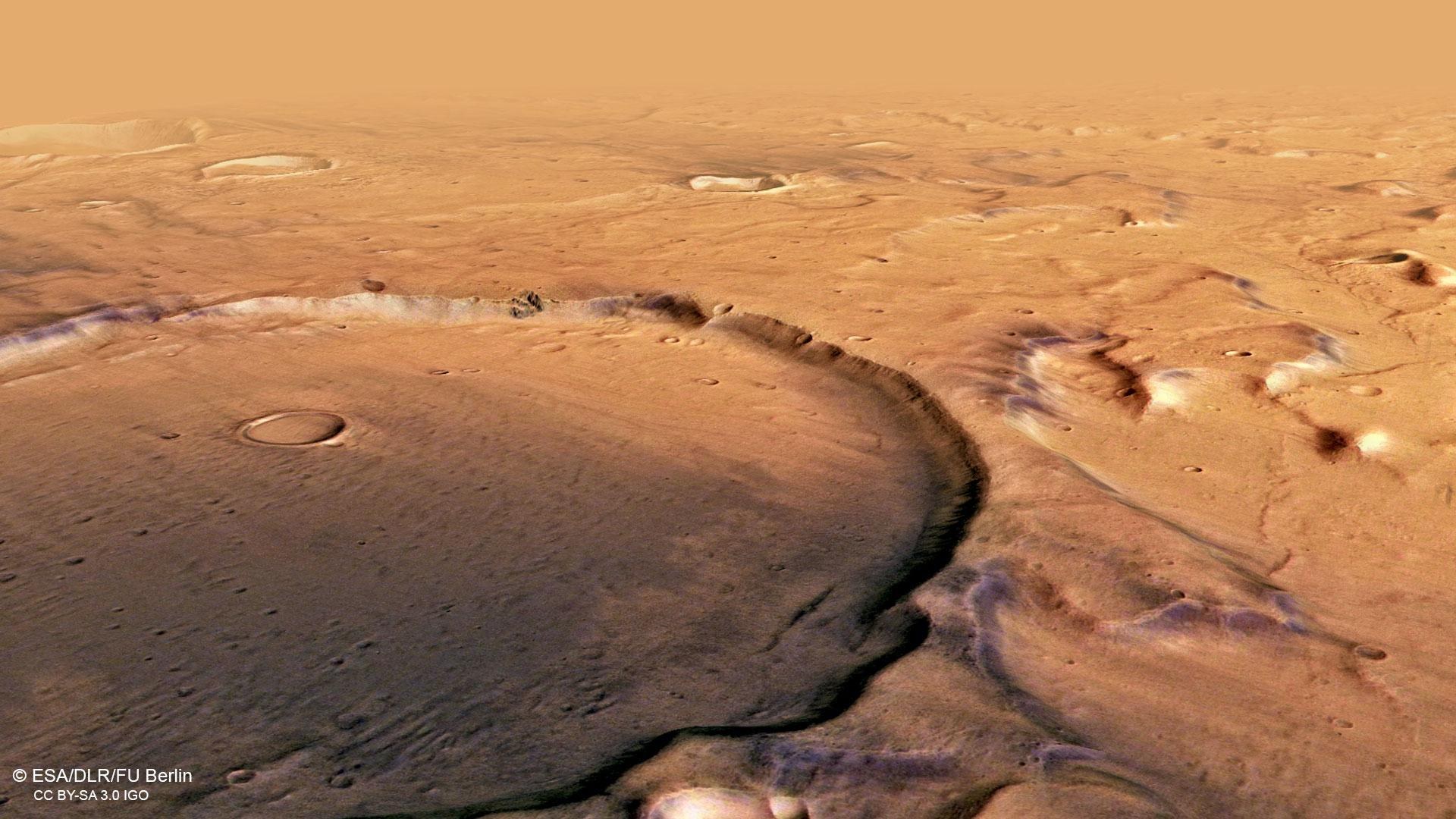 Perspektivischer Blick in einen alten Krater mit dunkler Färbung in Terra Cimmeria