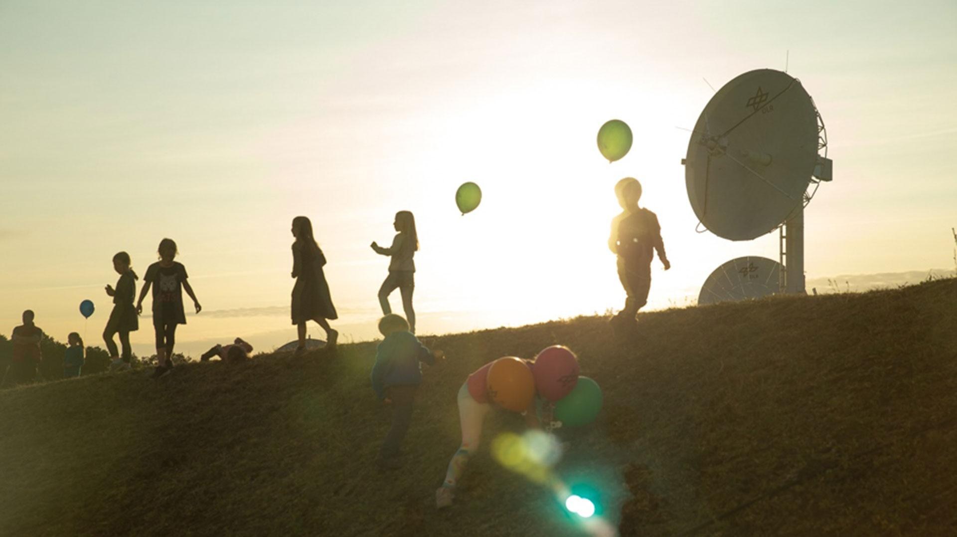 Ungewohnter Anblick: Luftballons unter den Parabolantennen