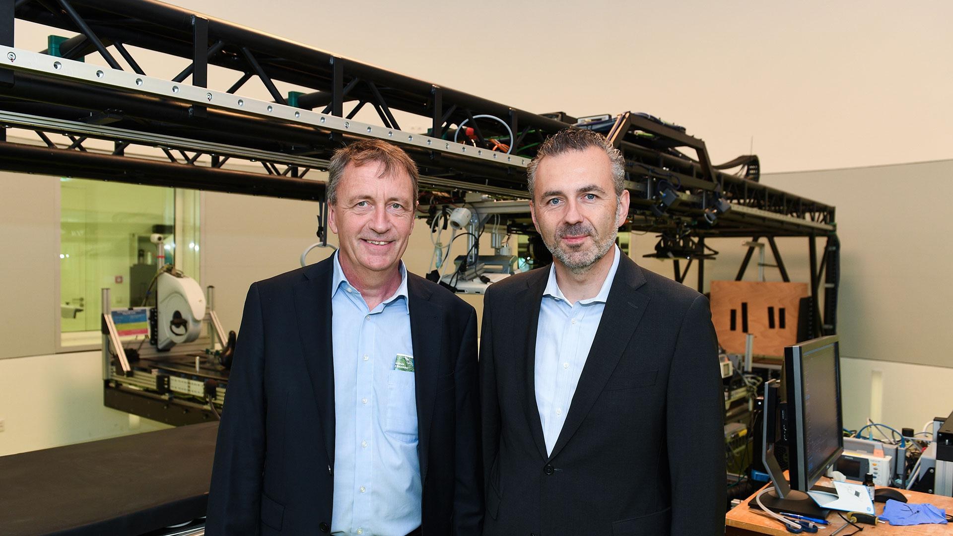 Foto DLR-Vorstandsmitglied Klaus Hamacher und MdB Thomas Jarzombek vor der Zentrifuge im :envihab.