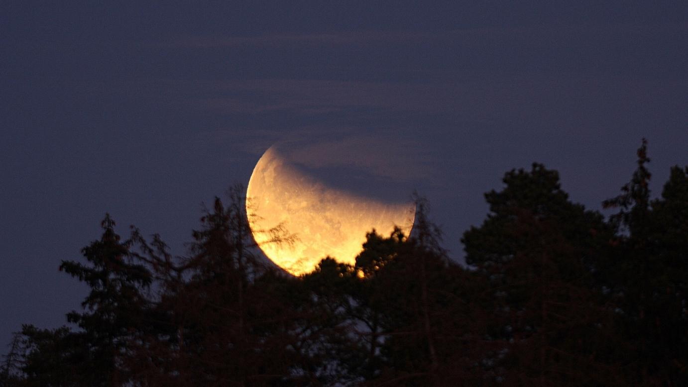 Das Foto zeigt eine partielle Mondfinsternis am 10. Dezember 2011