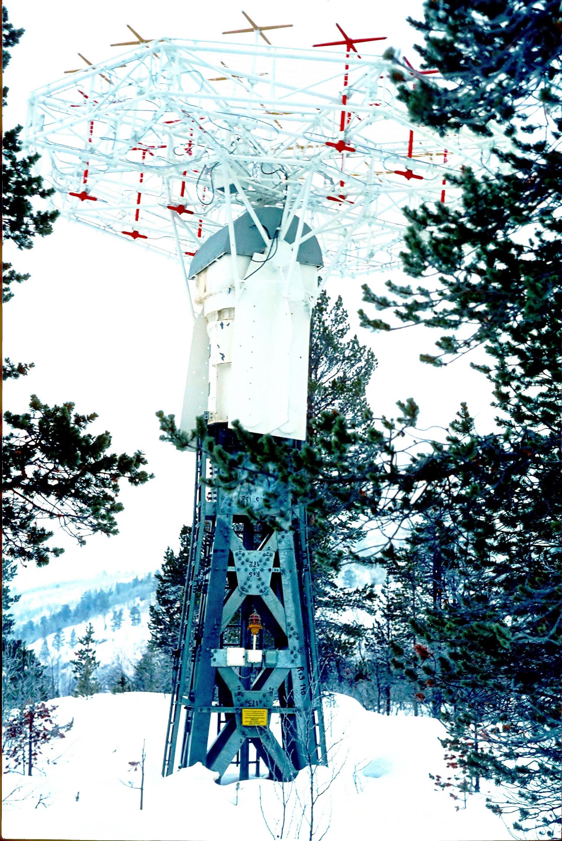 AZUR-Empfangsantenne in Finnland: Kreuz-Dipol-Backfire-Antenne im VHF-Bereich (very high frequency).