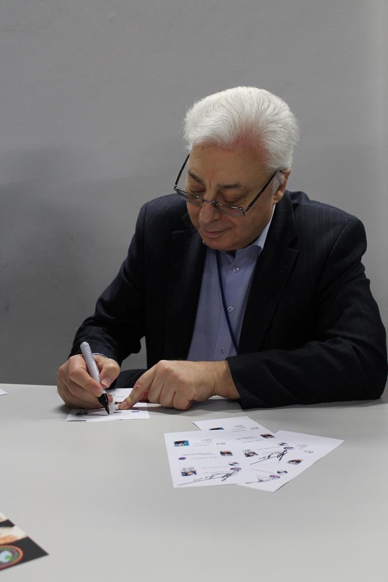 Juri Baturin beim Autogramme schreiben