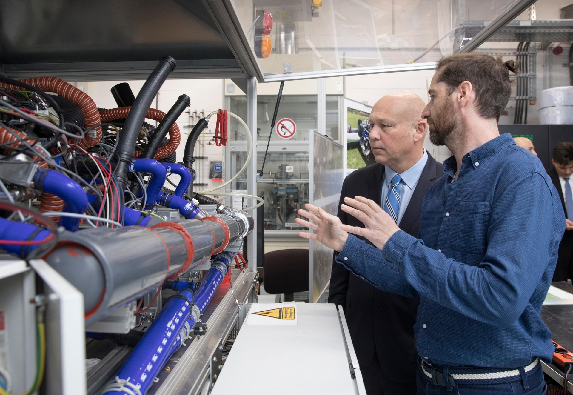 Chris Fall vom Science Office des US-Department of Energy beim Labor-Rundgang