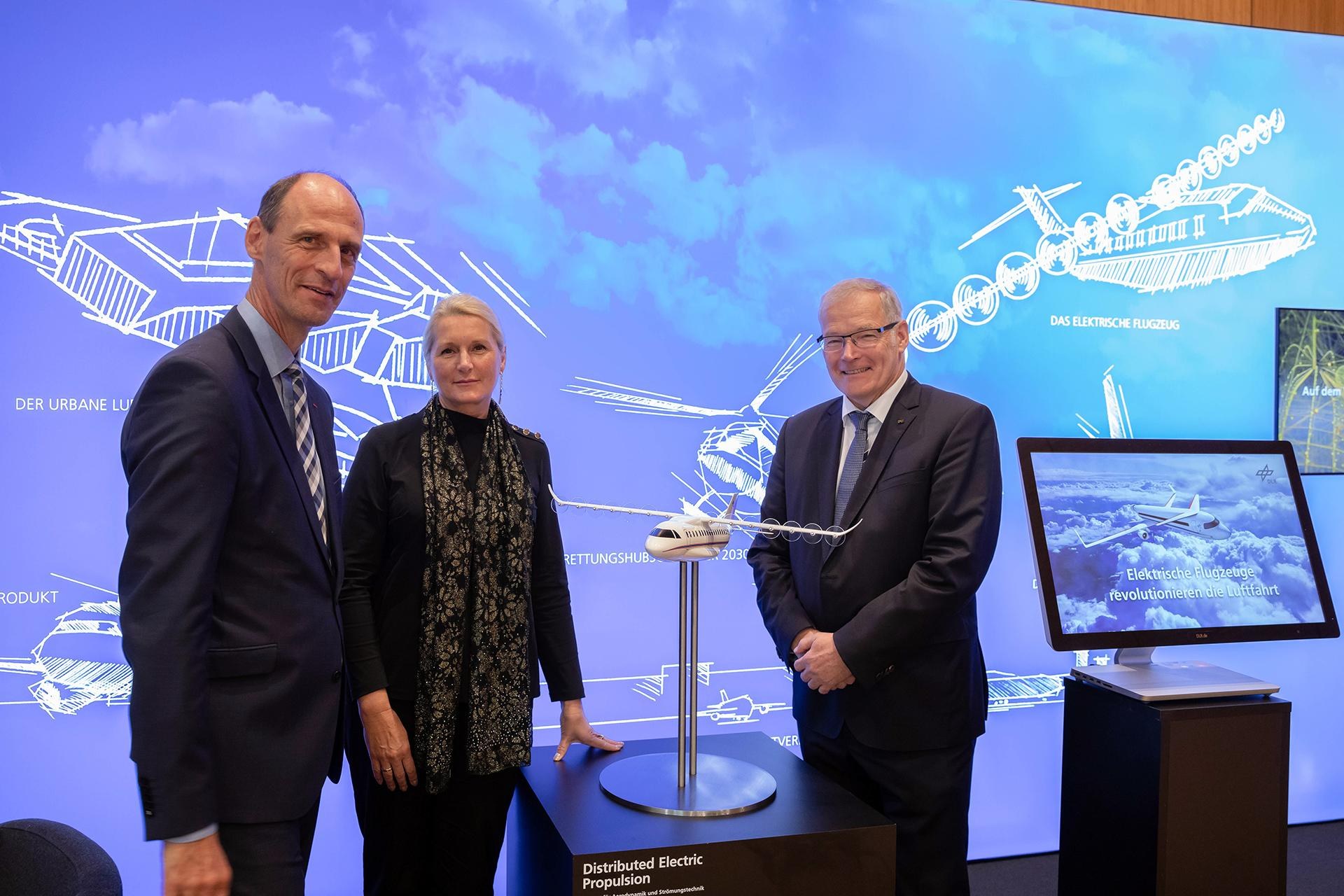 Dr. Klaus Richter zu Besuch am Stand des DLR