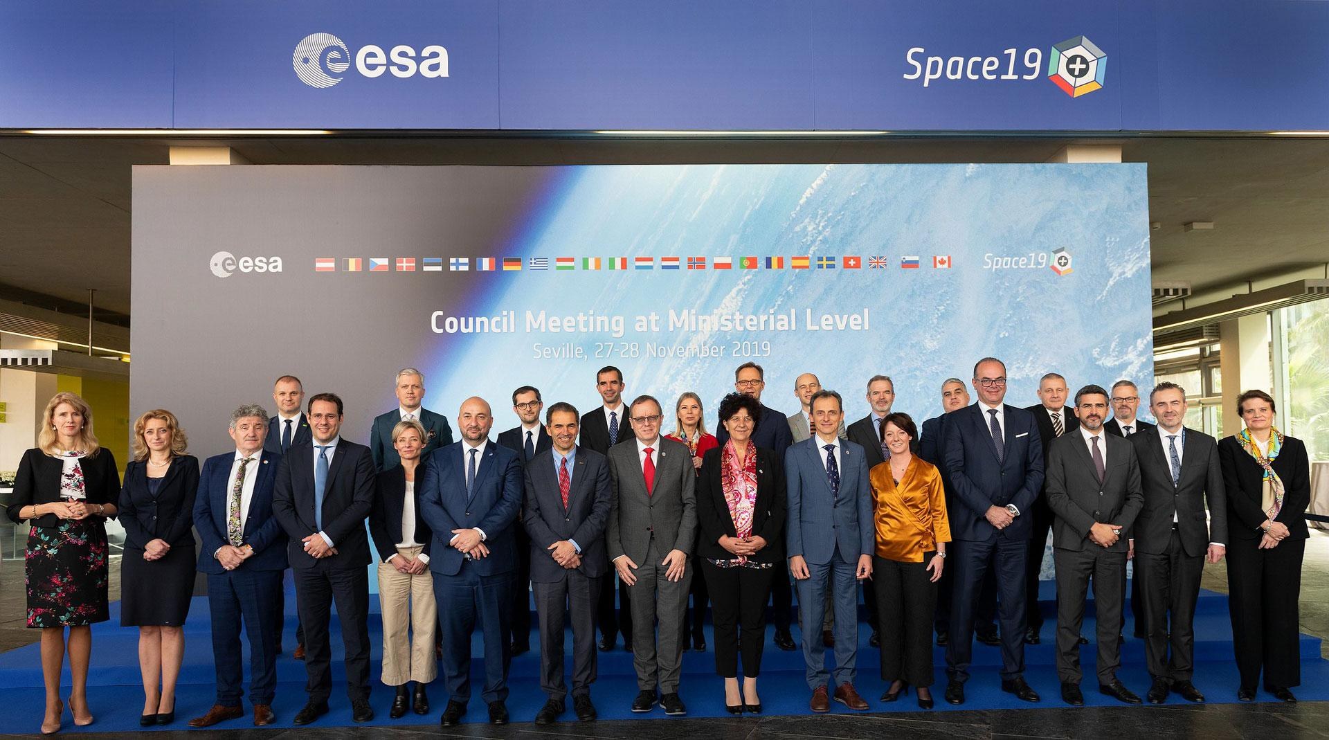 Offizielles Gruppenfoto: Die Ministerinnen und Minister der 22 ESA-Mitgliedsstaaten