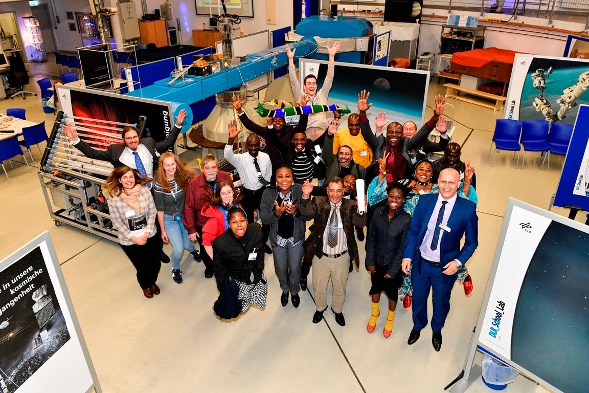 Gruppenbild der Teilnehmenden aus neun afrikanischen Ländern mit dem Team des DLR_School_Labs Köln: Freude und Faszination verbindet