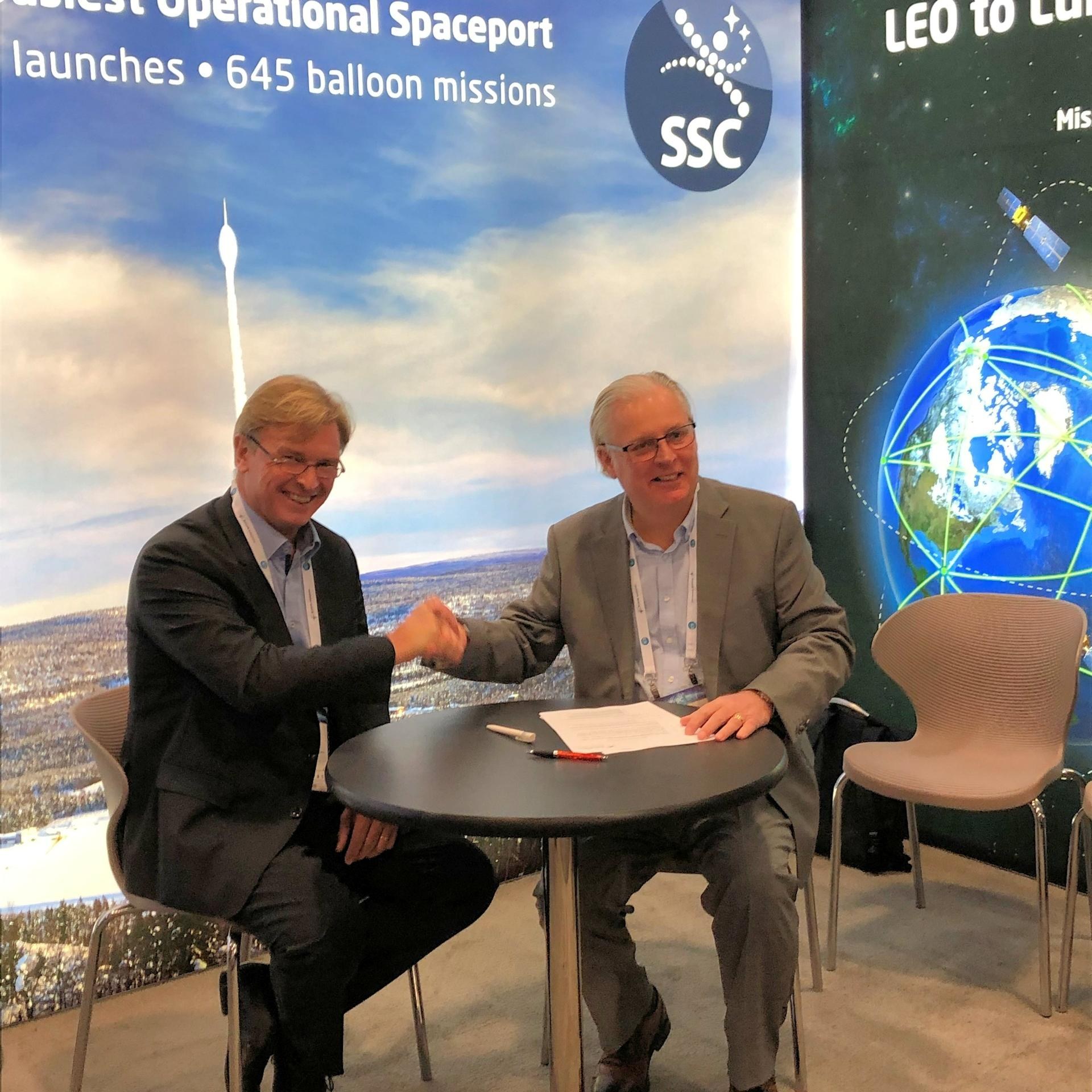 Prof. Stefan Schlechtriem, Direktor des DLR-Instituts für Raumfahrtantriebe und Stefan Gardefjord, CEO SSC unterzeichnen Kooperationsvertrag.