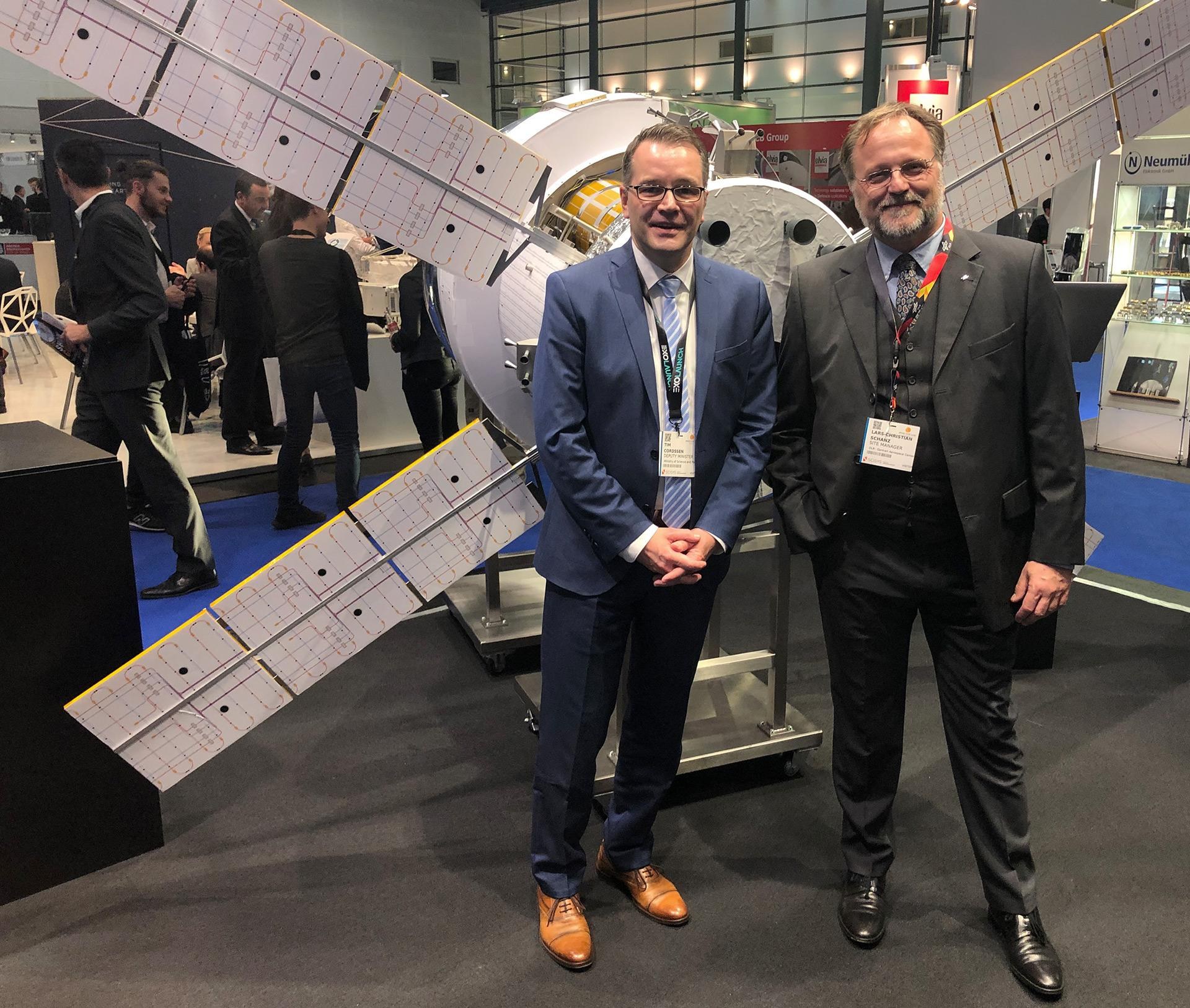 Tim Cordßen, Staatsrat bei der Bremer Senatorin für Wissenschaft und Häfen, besucht den DLR-Stand auf der SpaceTech Expo 2019