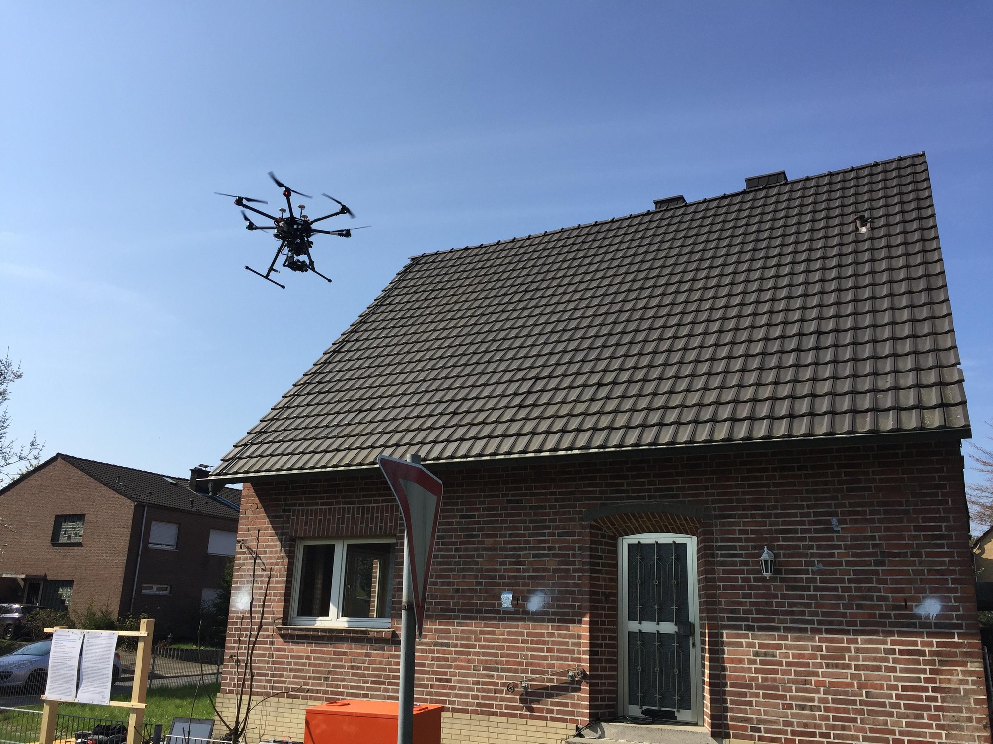Testgebäude mit Drohne