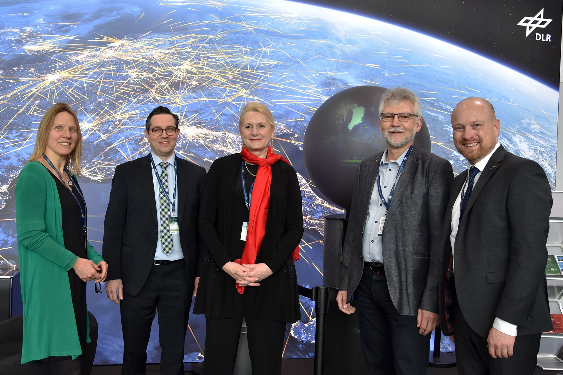 Am DLR-Stand auf der Aerospace Europe Conference 2020