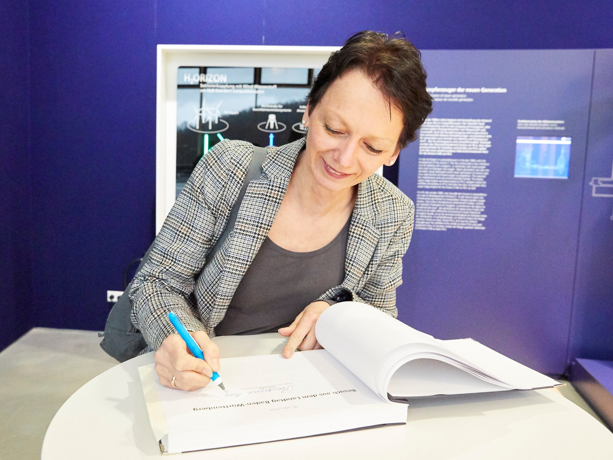 Landtagsabgeordnete Susanne Bay trägt sich ins Gästebuch des DLR Lampoldshausen ein.