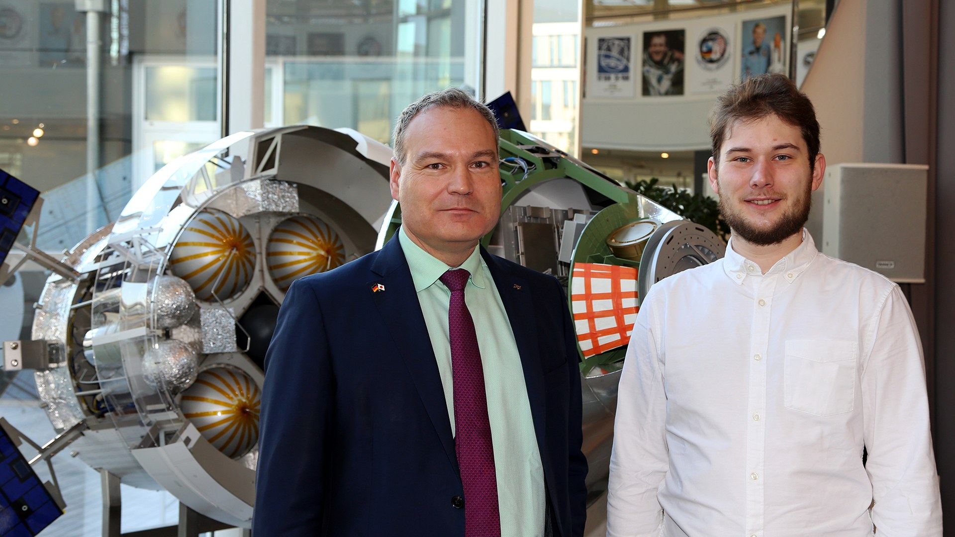 Europaparlament Abgeordneter Niklas Nienaß zu Besuch im Raumfahrtmanagement mit Dr.-Ing. Walther Pelzer vor Orion