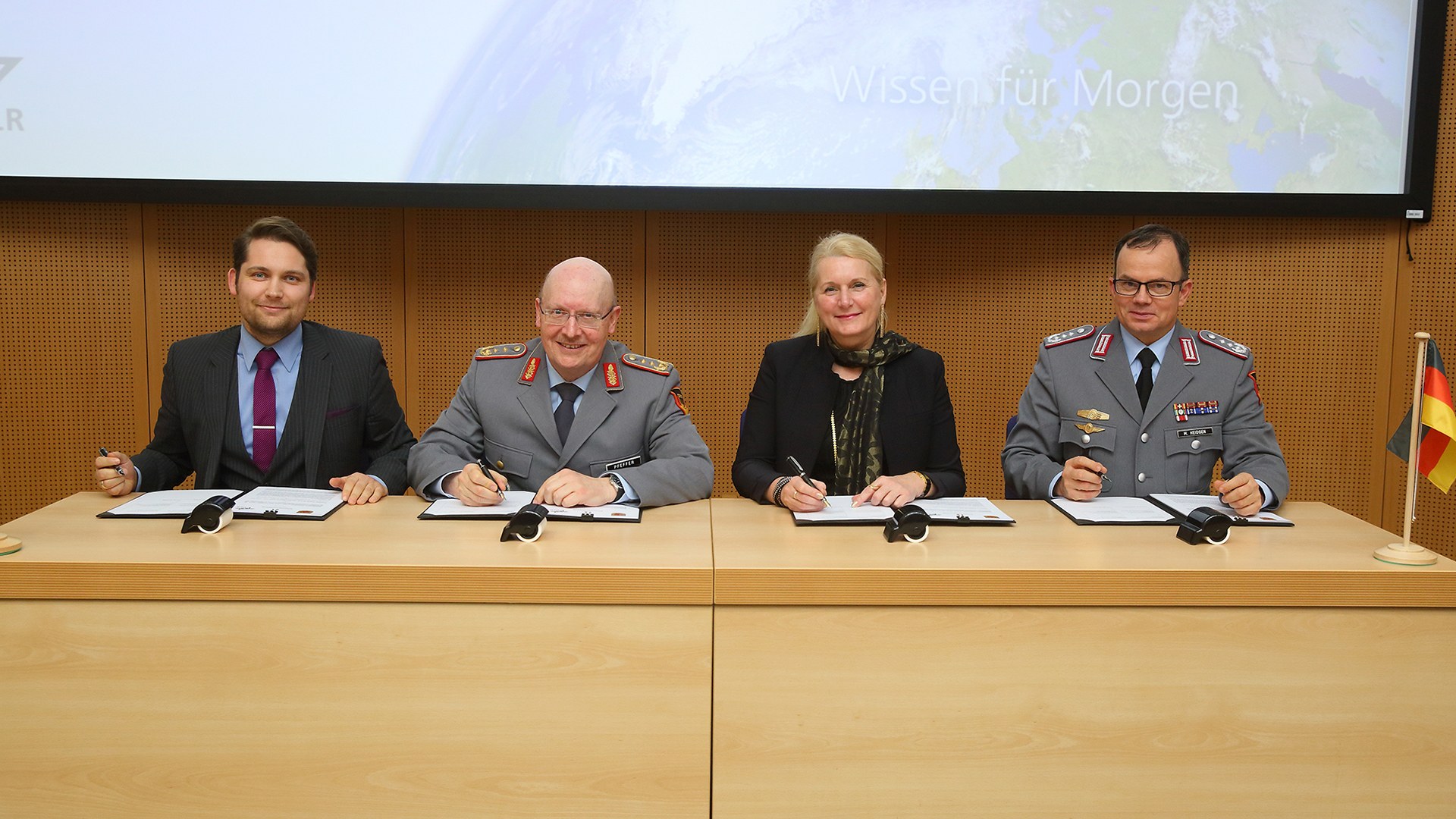 Unterzeichnung des Kooperationsabkommens zwischen Bundeswehr und dem DLR