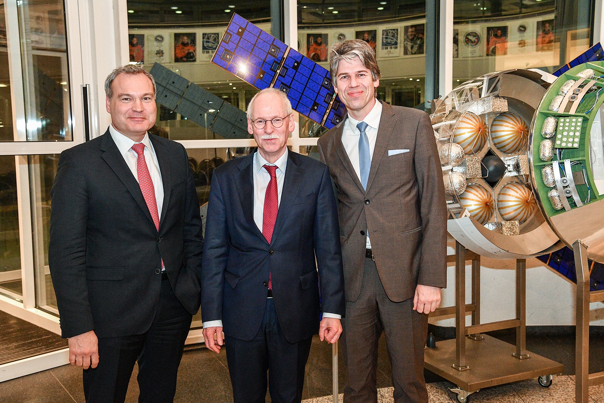 Dr. Walther Pelzer mit dem alten und neuen Programmdirektor im Raumfahrtmanagement Dr. Gerd Kraft und Herrn René Kleeßen.