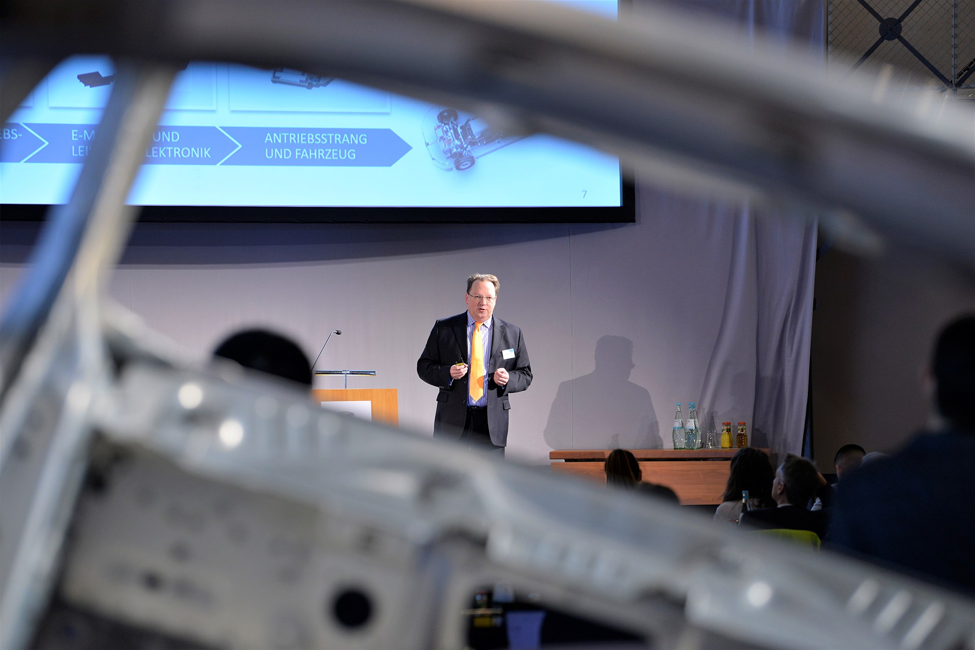 Dr. Oliver Schauerte von der Volkswagen AG mit seiner Keynote Präsentation auf der WerksoffPlus Auto