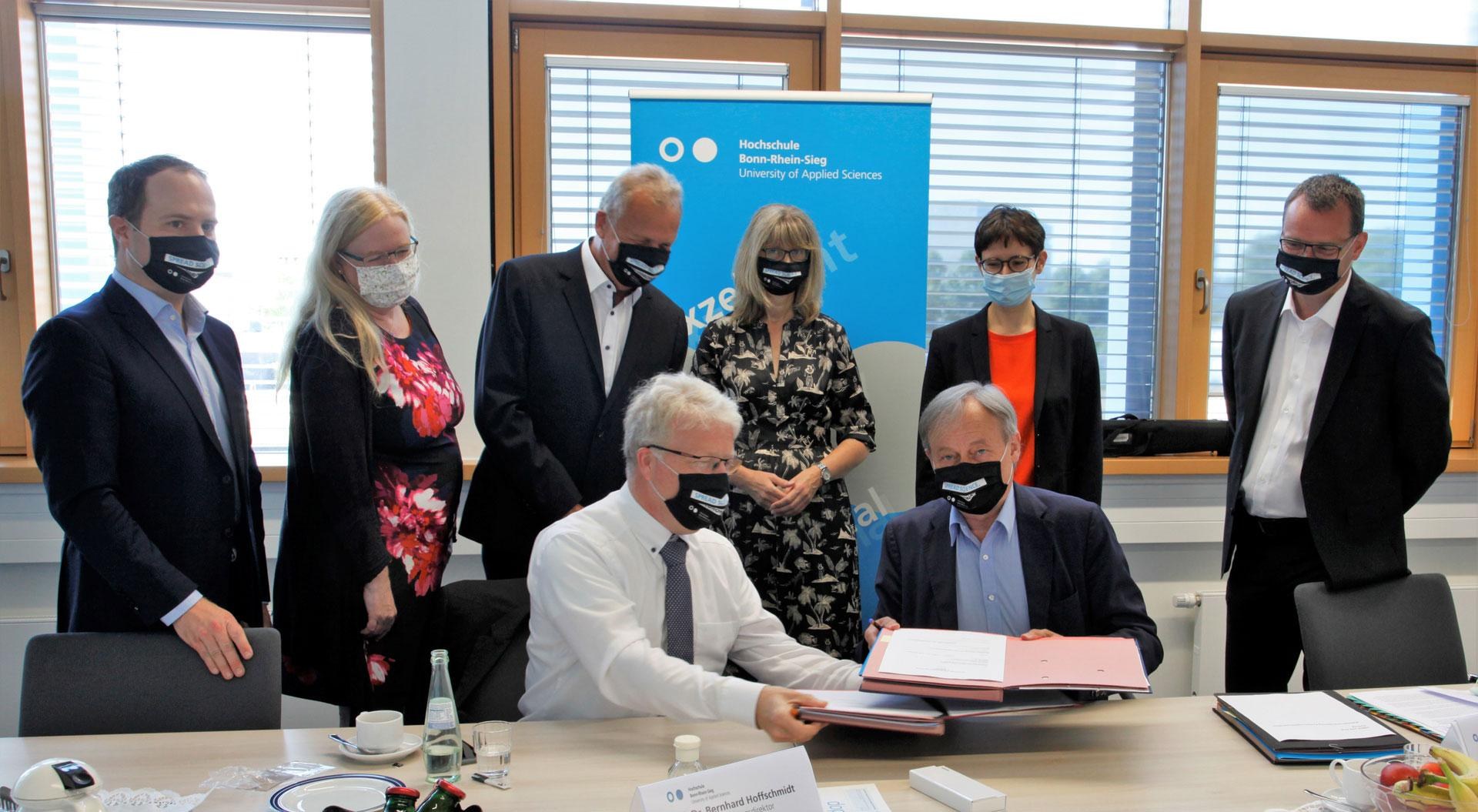 Das Bild zeigt die Vertreter von DLR und H-BRS bei der Unterzeichnung des Kooperationsabkommens am 26. Juni 2020.
