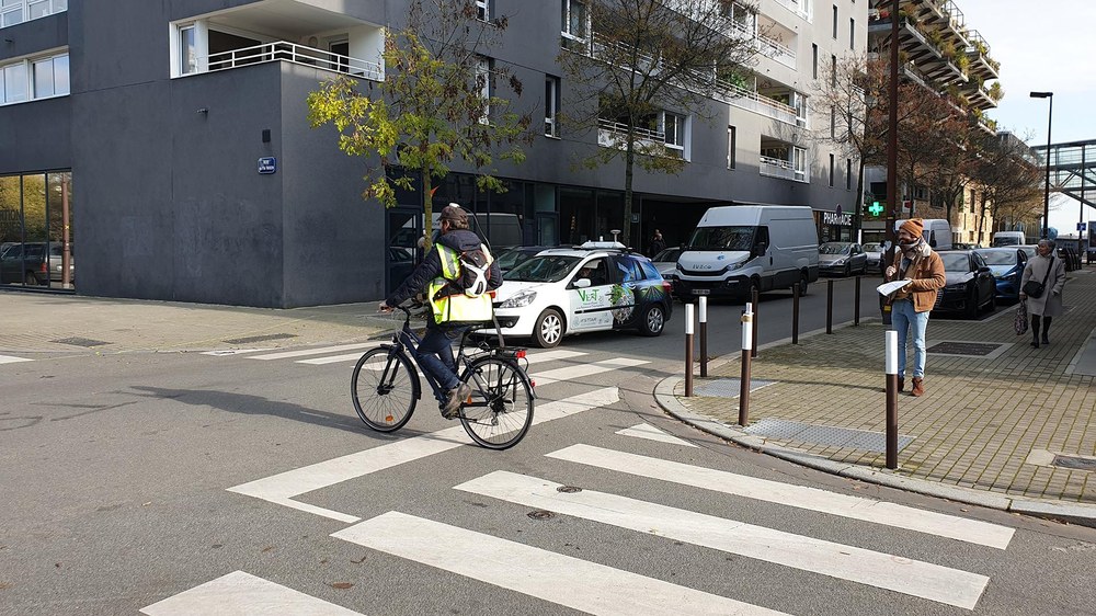 Radfahrer in Gefahr wegen eines möglichen Zusammenstosses mit einem motorisierten Fahrzeug