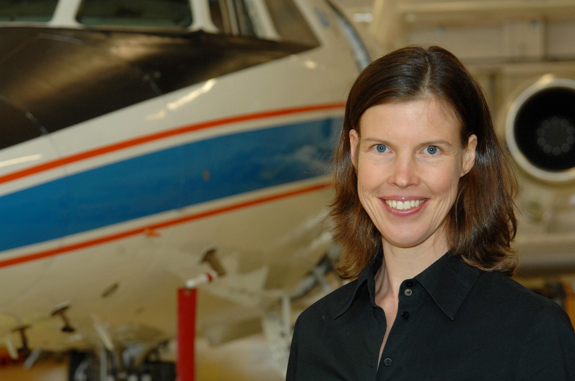 Prof. Dr. Christiane Voigt vom DLR-Institut für Physik der Atmosphäre vor dem Forschungsflugzeug Falcon 20E