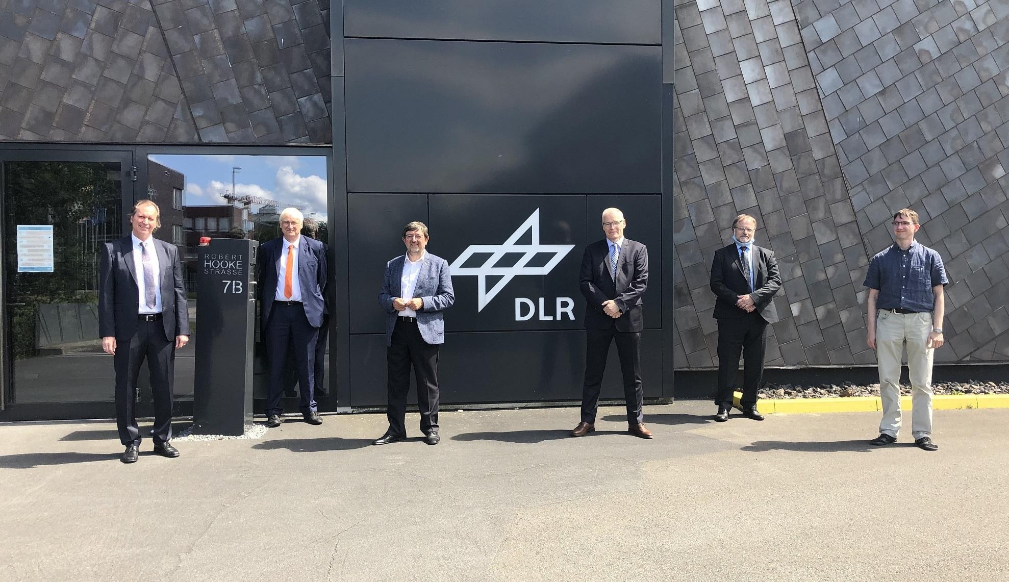 MdB Andreas Lämmel zu Gast beim DLR in Bremen vor dem Laborgebäude des DLR-Instituts für Raumfahrtsysteme
