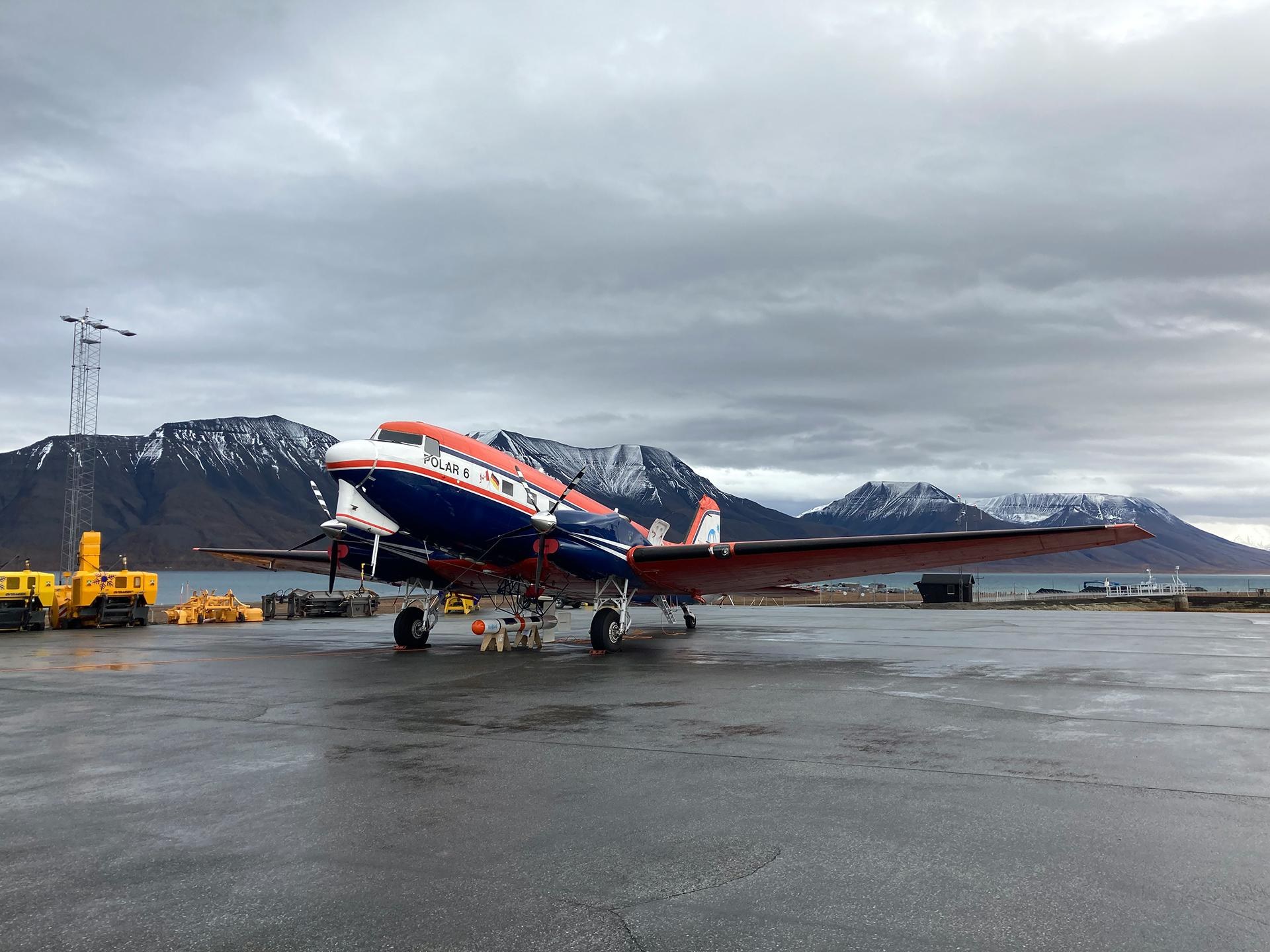 Forschungsflugzeug Polar 6 am Flughafen Longyearbyen, Spitzbergen