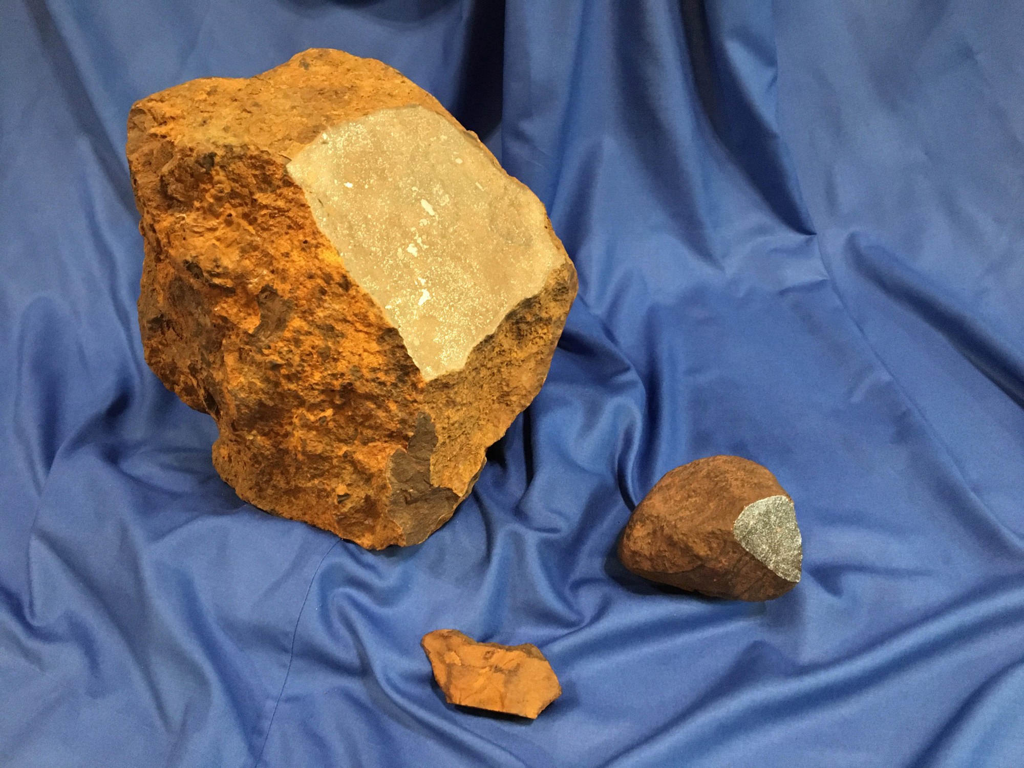Meteoriten-Größenvergleich: ‚Blaubeuren‘ mit ‚Machtenstein‘ und ‚Cloppenburg‘