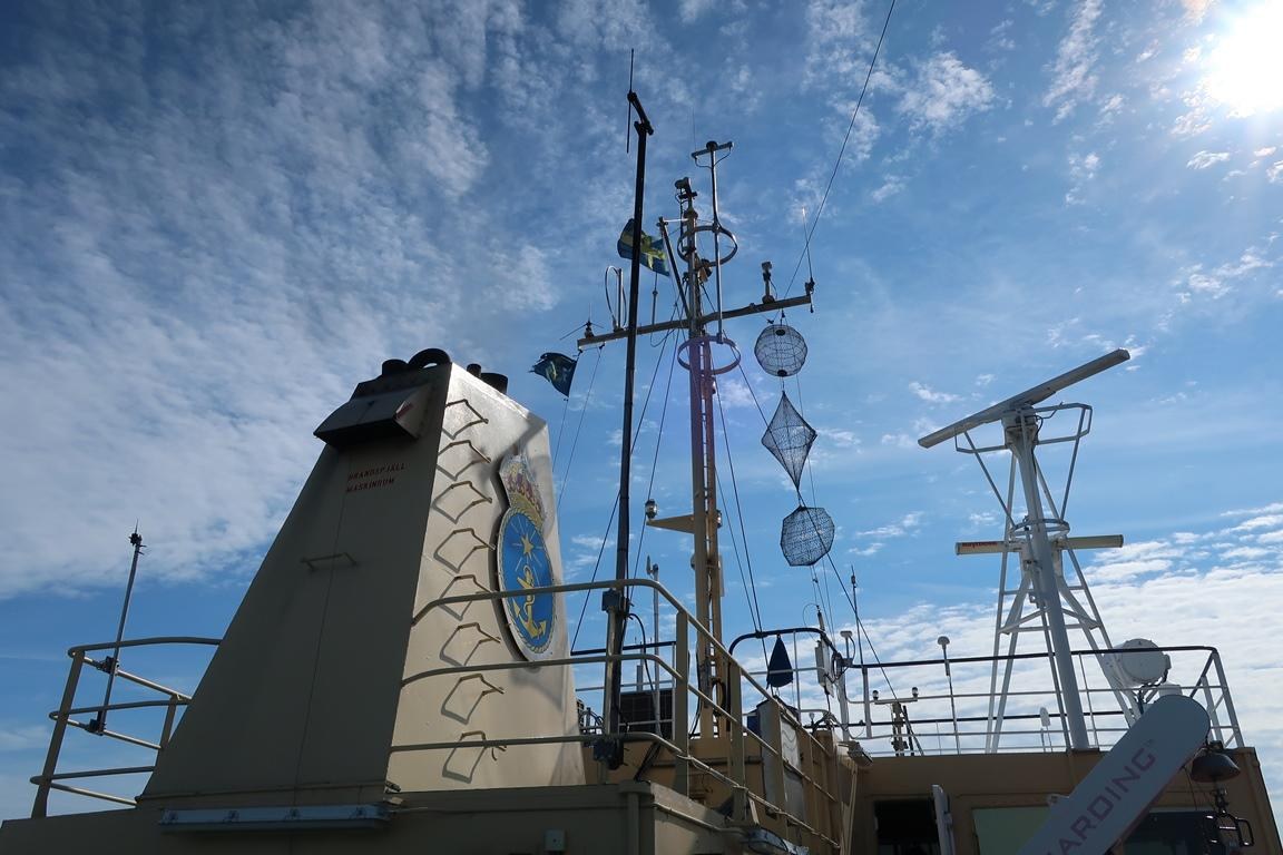 Für den ungestörten Empfang der R-Mode Signale wurde eine zusätzliche Mittelwellenantenne an höchster Stelle des Masts des schwedischen Schiffs Fyrbyggaren installiert