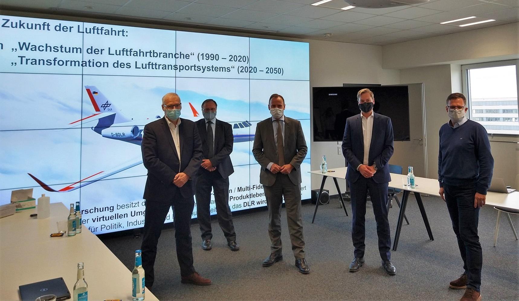 Prof. Henke (links) präsentierte Hamburgs Senator Grote (dritter von links) aktuelle Forschungsarbeiten zur Transformation des Lufttransportsystems.